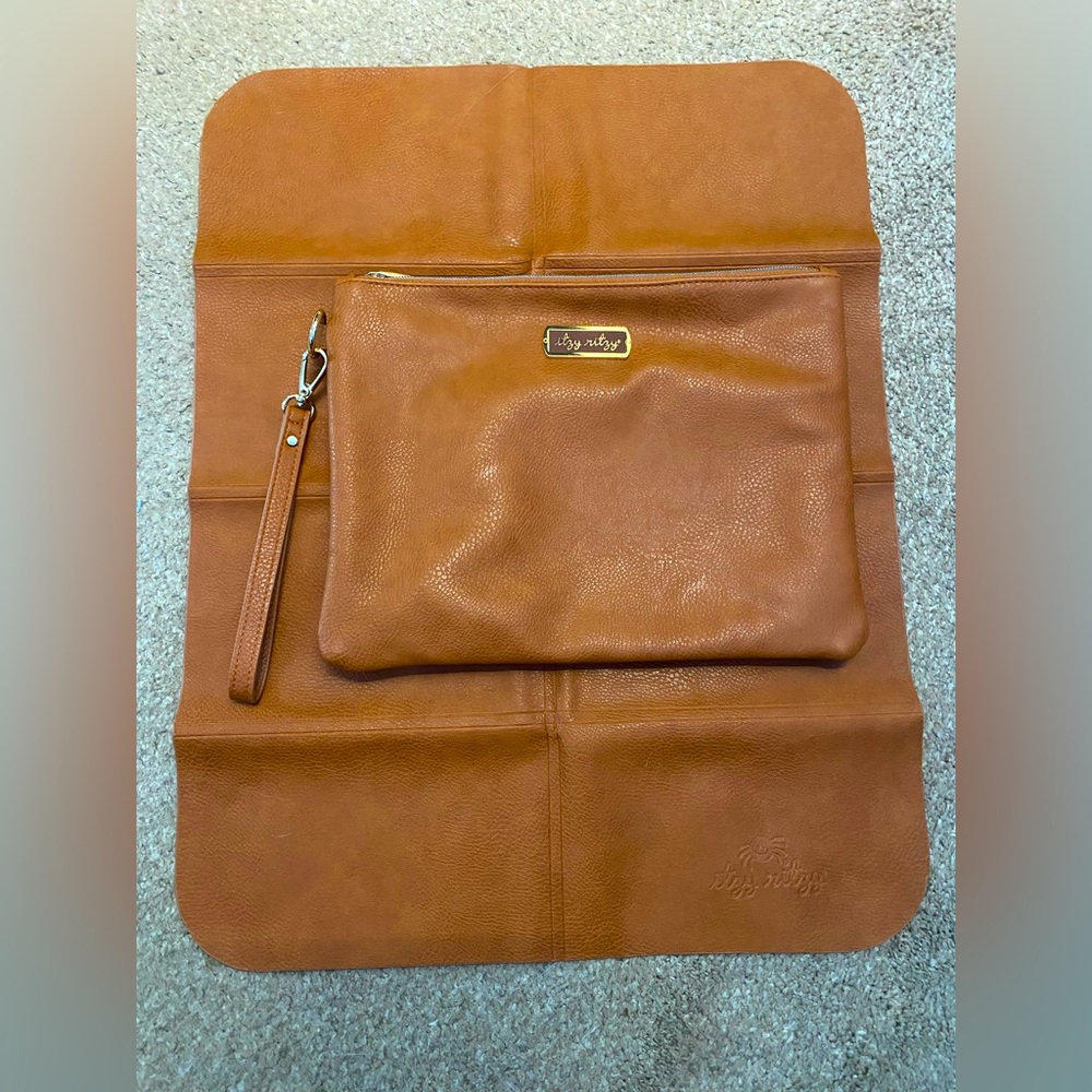 Itzy Ritzy Boss Changing Clutch in Cognac